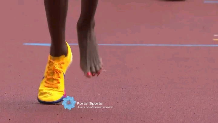 Daisy Jepkemei Runs Barefoot in Tokyo After Losing Her Shoe