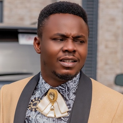 “Mali ya wizi ni Tamu” Drama as Married Kisii man get busted in a lodging with someone’s wife after winning Kes 8 million from B’etting , says the woman told him she was single .Ask for forgiveness. Who was on the wrong,him or the lady?